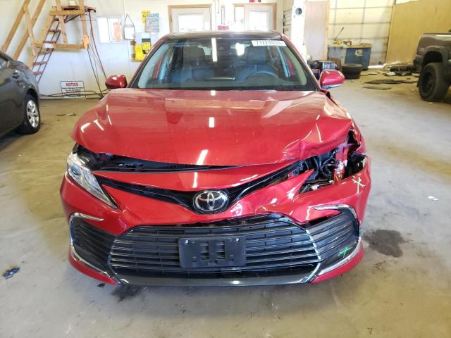 4T1F11BKXPU080417 - 2023 TOYOTA CAMRY XLE RED photo 5