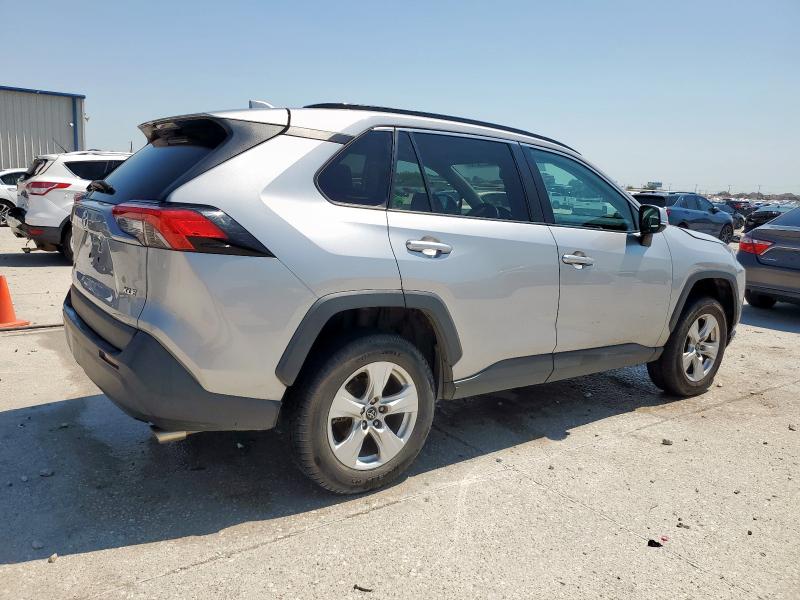 2T3W1RFV8LC058843 - 2020 TOYOTA RAV4 XLE SILVER photo 3
