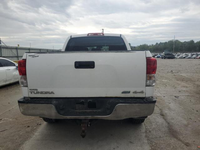 5TFDW5F17AX154016 - 2010 TOYOTA TUNDRA CREWMAX SR5 WHITE photo 6