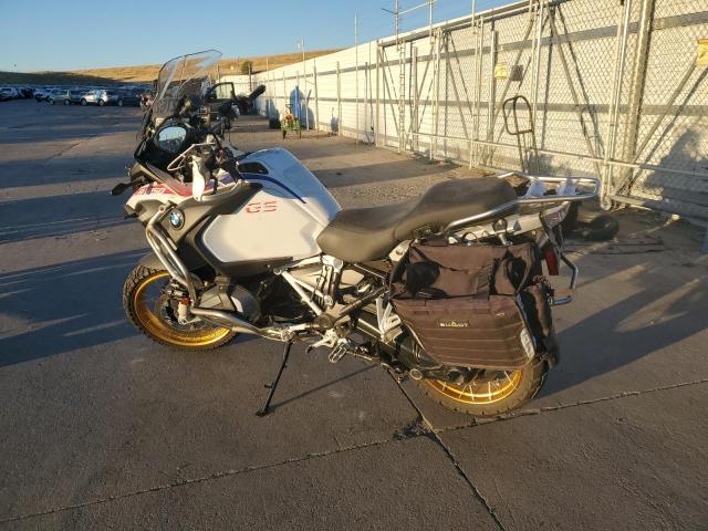 WB10M1303N6F87952 - 2022 BMW R 1250 GS ADVENTURE WHITE photo 3