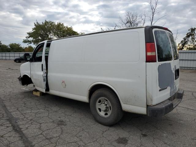 1GCGG25U671105146 - 2007 CHEVROLET EXPRESS G2 WHITE photo 2