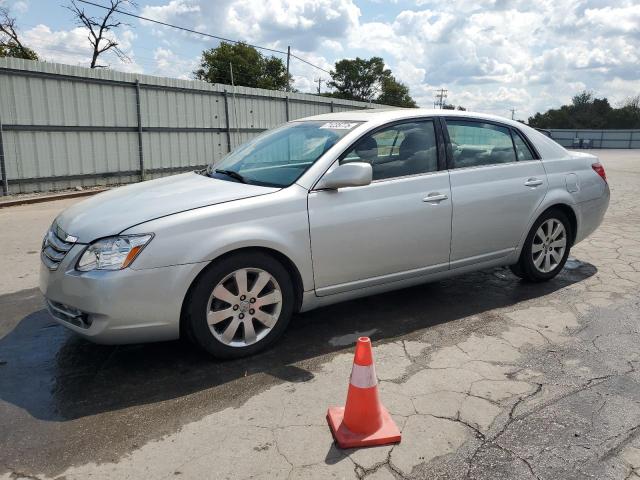 2005 TOYOTA AVALON XL, 