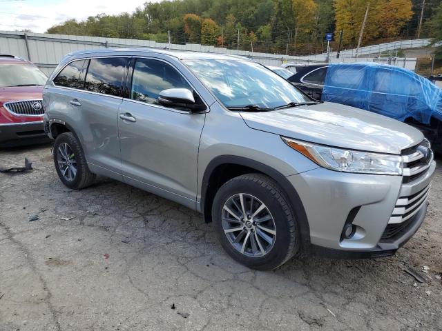 5TDJZRFH3JS891962 - 2018 TOYOTA HIGHLANDER SE SILVER photo 4