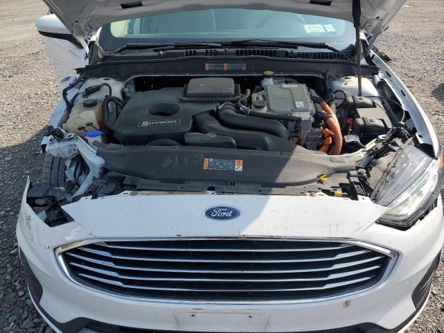 3FA6P0LU3KR185142 - 2019 FORD FUSION SE WHITE photo 11
