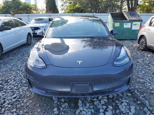 5YJ3E1EB8NF194090 - 2022 TESLA MODEL 3 Gris foto 5