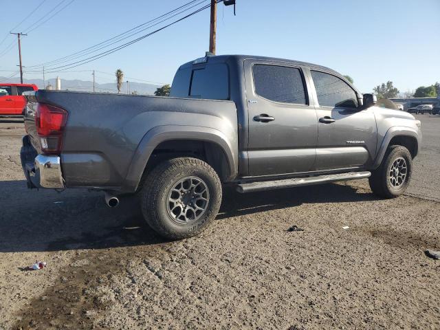 3TMAZ5CN9JM061926 - 2018 TOYOTA TACOMA DOUBLE CAB GRAY photo 3