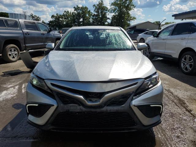 4T1G11AK8NU639286 - 2022 TOYOTA CAMRY SE 银色 照片 5