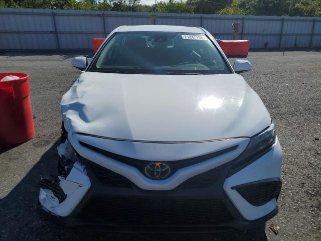 4T1G11AK4PU767799 - 2023 TOYOTA CAMRY SE NIGHT SHADE WHITE photo 5