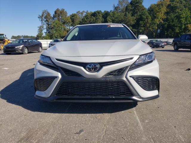 4T1S11AK5PU181218 - 2023 TOYOTA CAMRY SE NIGHT SHADE WHITE photo 5