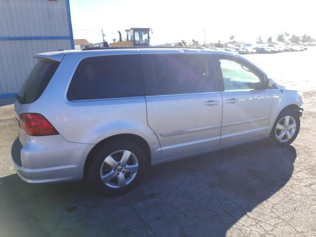 2V4RW3DG8BR669890 - 2011 VOLKSWAGEN ROUTAN SE SILVER photo 3