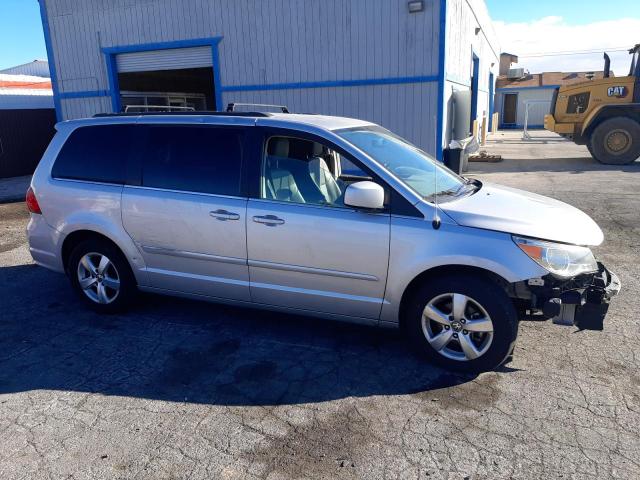 2V4RW3DG8BR669890 - 2011 VOLKSWAGEN ROUTAN SE SILVER photo 4