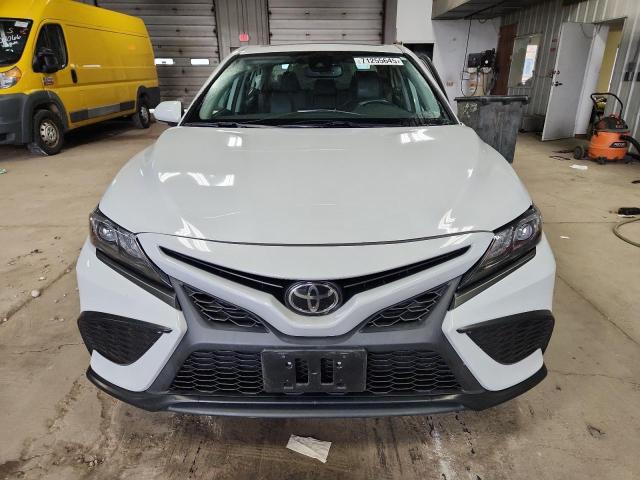4T1T11AK4PU143435 - 2023 TOYOTA CAMRY SE NIGHT SHADE WHITE photo 5