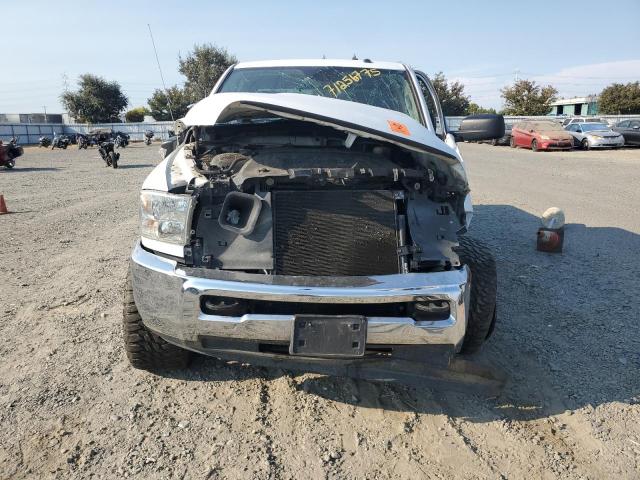 3C6UR5KL1JG206010 - 2018 RAM 2500 LARAMIE Белый фото 5