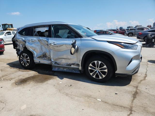 5TDGZRBH8MS545880 - 2021 TOYOTA HIGHLANDER XLE فضي صورة 4