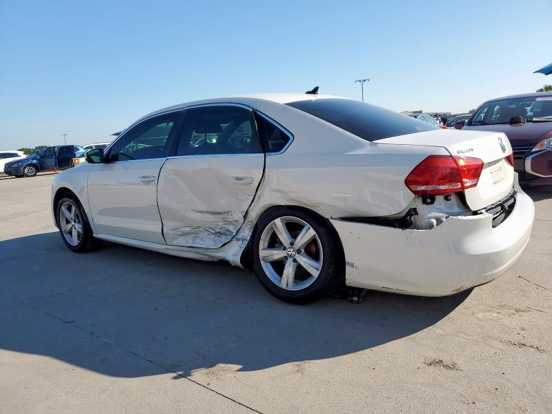 1VWBS7A35EC107102 - 2014 VOLKSWAGEN PASSAT SE Weiß Foto 2