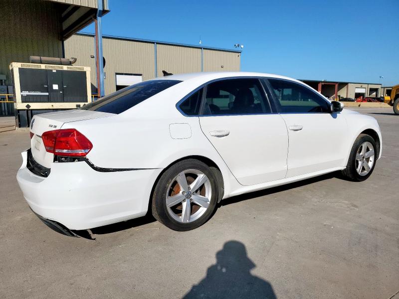 1VWBS7A35EC107102 - 2014 VOLKSWAGEN PASSAT SE Weiß Foto 3