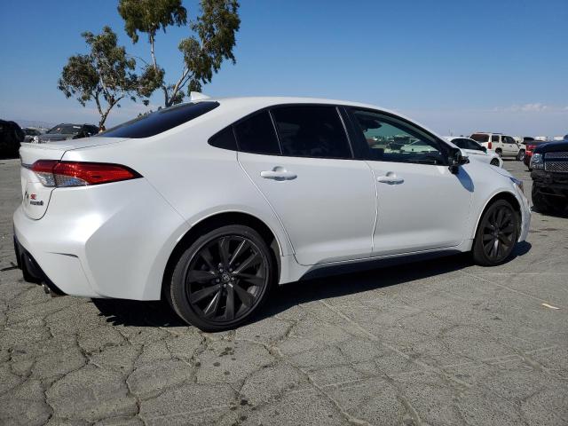 JTDBCMFE8R3040137 - 2024 TOYOTA COROLLA LE WHITE photo 3