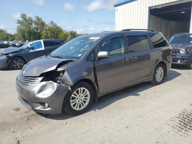 2017 TOYOTA SIENNA XLE, null