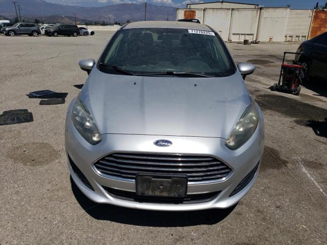 3FADP4BJ7KM142927 - 2019 FORD FIESTA SE Silber Foto 5