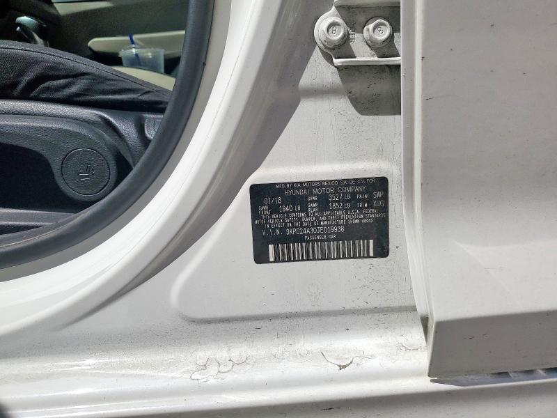 3KPC24A30JE019938 - 2018 HYUNDAI ACCENT SE أبيض صورة 12