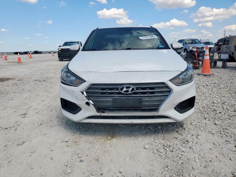 3KPC24A30JE019938 - 2018 HYUNDAI ACCENT SE أبيض صورة 5