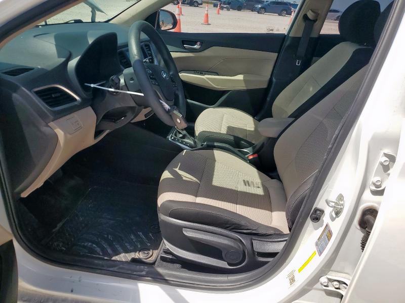 3KPC24A30JE019938 - 2018 HYUNDAI ACCENT SE أبيض صورة 7