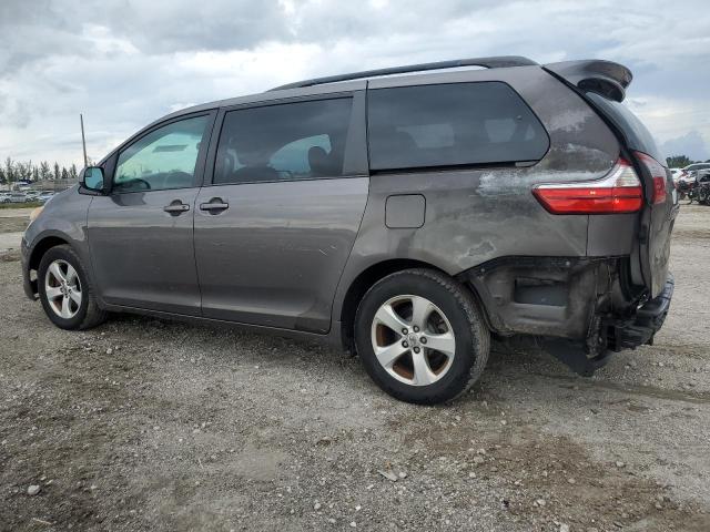 5TDKZ3DC1HS855156 - 2017 TOYOTA SIENNA LE 灰色 照片 2