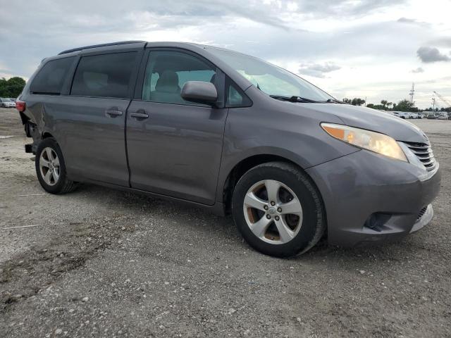 5TDKZ3DC1HS855156 - 2017 TOYOTA SIENNA LE 灰色 照片 4