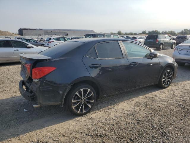 2T1BURHE4JC019319 - 2018 TOYOTA COROLLA L BLUE photo 3