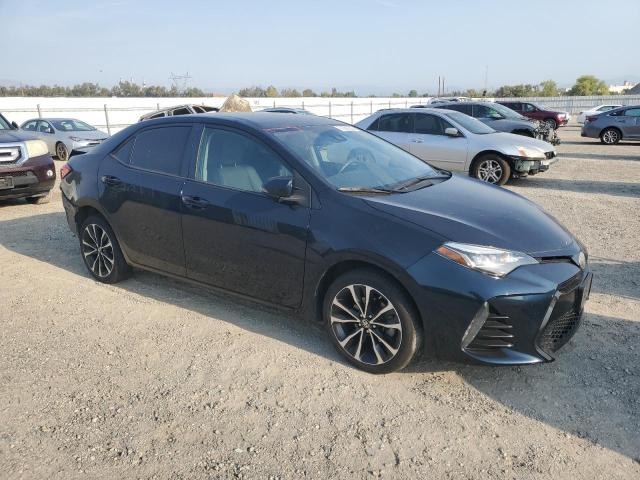 2T1BURHE4JC019319 - 2018 TOYOTA COROLLA L BLUE photo 4