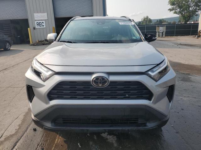 2T3P1RFV3PW372067 - 2023 TOYOTA RAV4 XLE SILVER photo 5