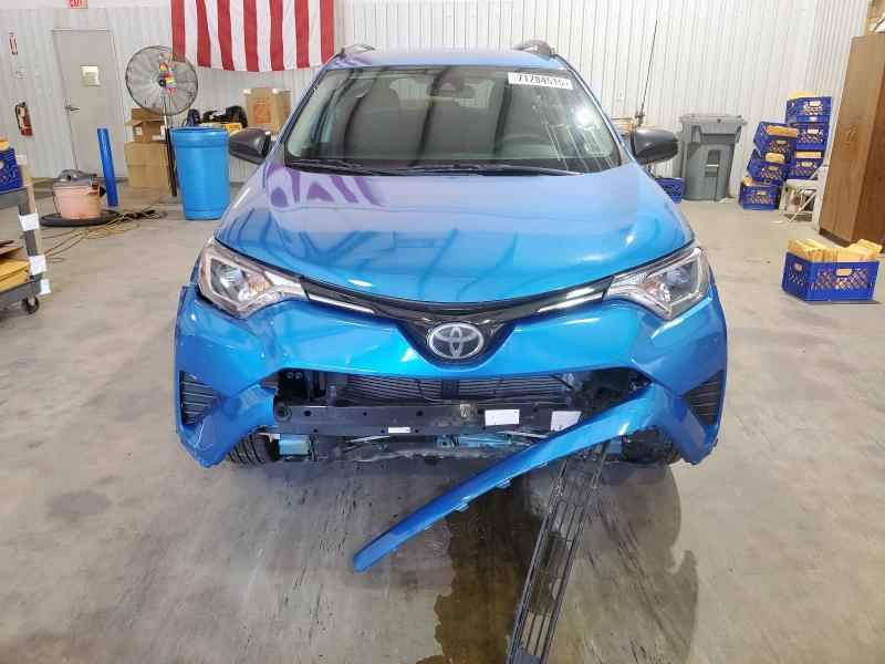 2T3ZFREV9HW344870 - 2017 TOYOTA RAV4 LE 蓝色 照片 5