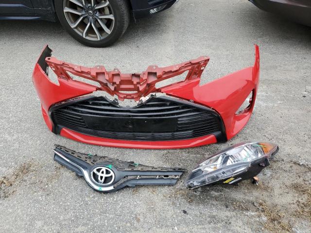 VNKKTUD39FA043046 - 2015 TOYOTA YARIS RED photo 12