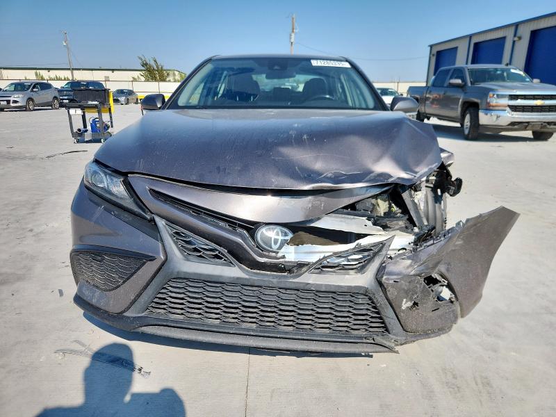 4T1G11AK1NU662294 - 2022 TOYOTA CAMRY SE GRAY photo 5