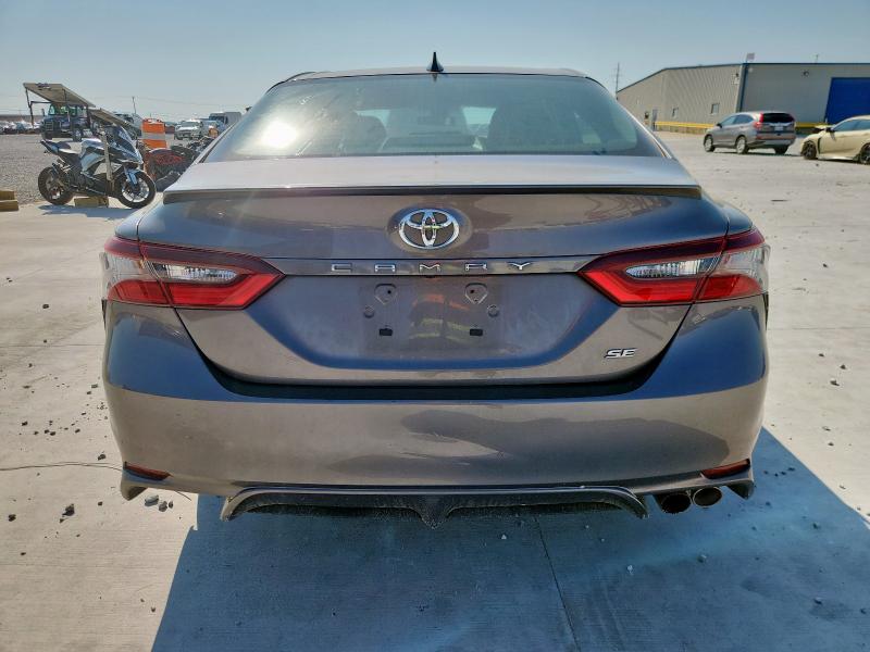 4T1G11AK1NU662294 - 2022 TOYOTA CAMRY SE GRAY photo 6