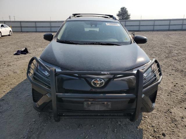 2T3BFREV9JW722676 - 2018 TOYOTA RAV4 LE 黑色 照片 5