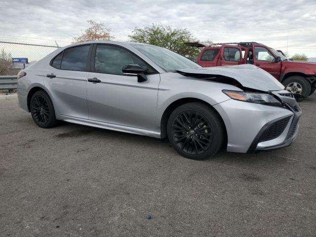 4T1G11AK2NU498747 - 2022 TOYOTA CAMRY SE SILVER photo 4