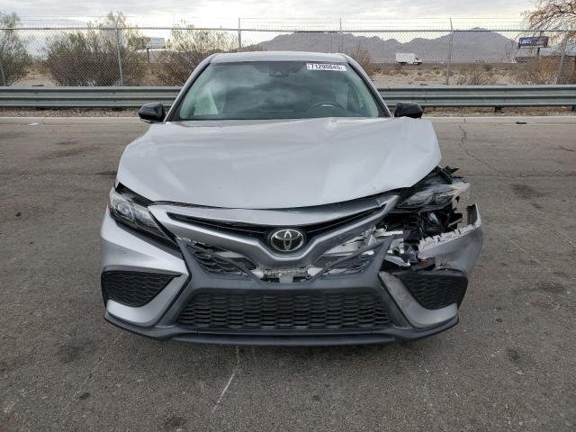4T1G11AK2NU498747 - 2022 TOYOTA CAMRY SE SILVER photo 5