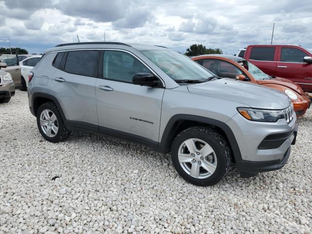 3C4NJDBB8NT101919 - 2022 JEEP COMPASS LATITUDE SILVER photo 4