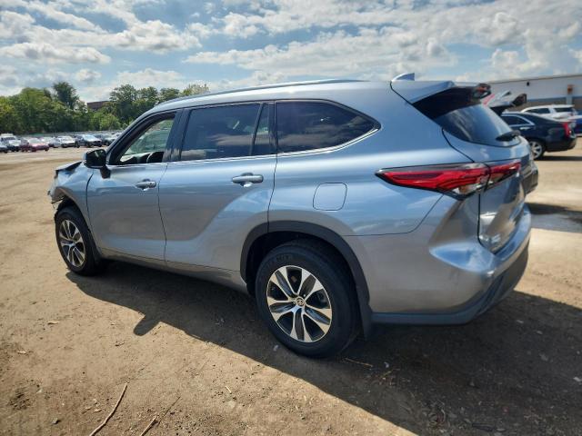 5TDGZRBH9MS066075 - 2021 TOYOTA HIGHLANDER XLE Сірий фото 2