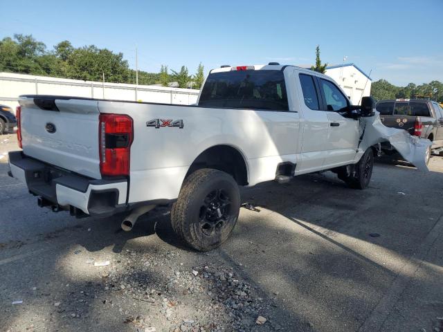1FT8X2BA2PED39162 - 2023 FORD F250 SUPER DUTY WHITE photo 3