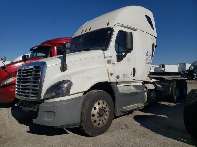 1FUJGLD54GLHF9791 - 2016 FREIGHTLINER CASCADIA 1 WHITE photo 2