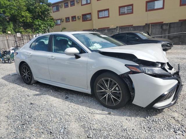 4T1G11AK3RU236581 - 2024 TOYOTA CAMRY SE NIGHT SHADE WHITE photo 4