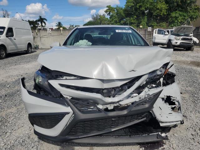 4T1G11AK3RU236581 - 2024 TOYOTA CAMRY SE NIGHT SHADE WHITE photo 5