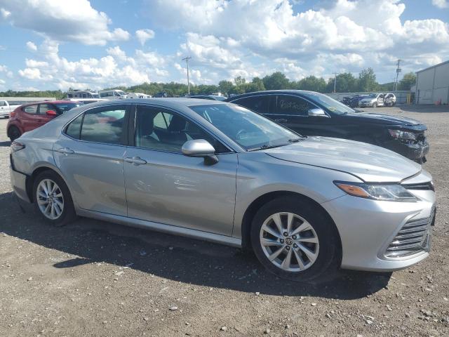 4T1C11BK6MU025946 - 2021 TOYOTA CAMRY LE SILVER photo 4