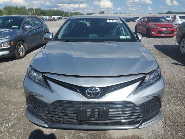 4T1C11BK6MU025946 - 2021 TOYOTA CAMRY LE SILVER photo 5