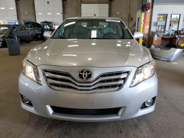 4T4BF3EK3BR095783 - 2011 TOYOTA CAMRY BASE ვერცხლისფერი ფოტო 5