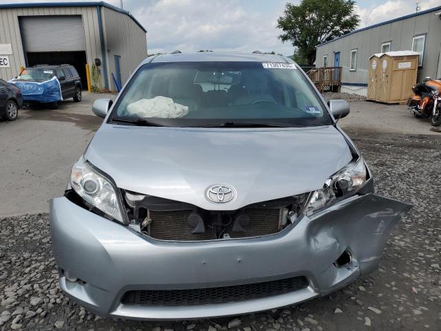 5TDYZ3DC6HS882220 - 2017 TOYOTA SIENNA XLE ვერცხლისფერი ფოტო 5