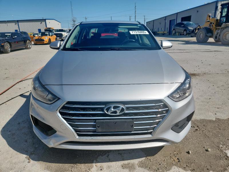 3KPC24A63LE103572 - 2020 HYUNDAI ACCENT SE 银色 照片 5