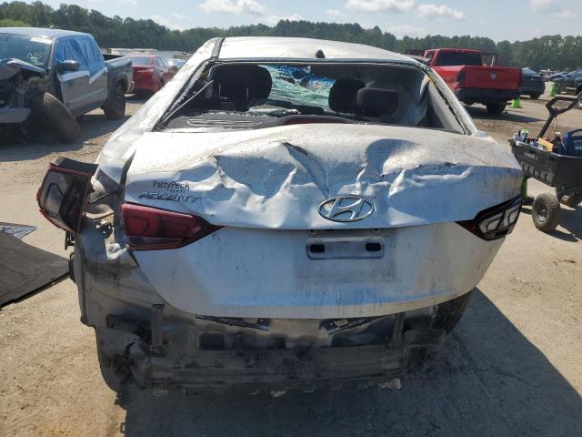 3KPC24A31JE012741 - 2018 HYUNDAI ACCENT SE Silber Foto 6